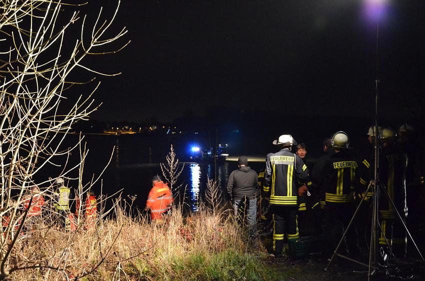 Einsatz BF Koeln PKW im Rhein Mondorf Hersel P093.JPG